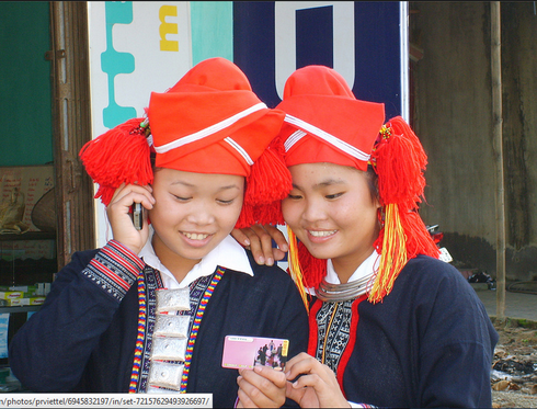 Chùm ảnh: Nụ cười người dân tộc thiểu số với chiếc alo - ảnh 1