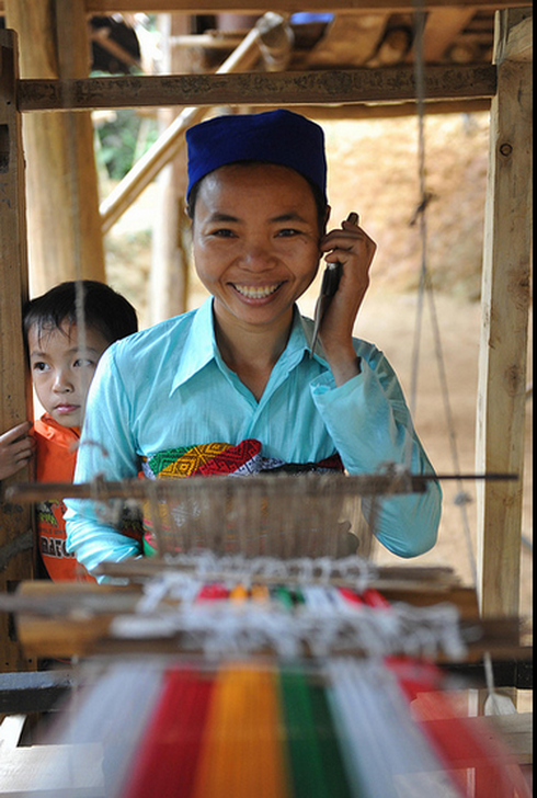 Chùm ảnh: Nụ cười người dân tộc thiểu số với chiếc alo - ảnh 10