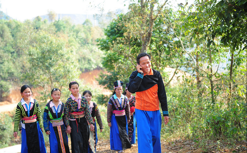 Chùm ảnh: Nụ cười người dân tộc thiểu số với chiếc alo - ảnh 6