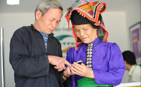 Chùm ảnh: Nụ cười người dân tộc thiểu số với chiếc alo - ảnh 9