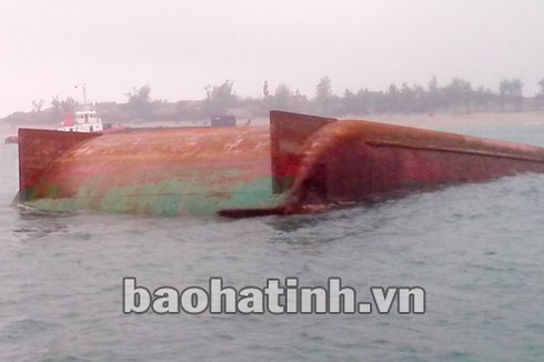 Hà Tĩnh: Lật sà lan, 1 công nhân mất tích - ảnh 1