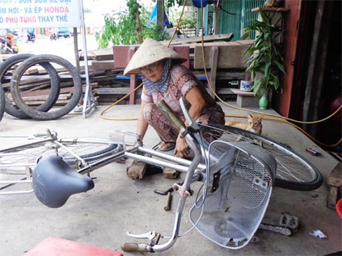 Người phụ nữ 36 năm gắn bó với nghề sửa xe - ảnh 1