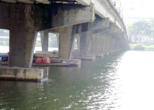 Nhảy xuống sông cứu người tự tử, quay lên bờ mất sạch tư trang - ảnh 1