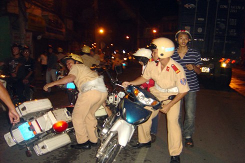 Bị bắn tốc độ, xe ô tô lao thẳng vào CSGT - ảnh 1