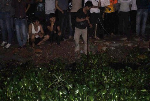 Vớt mũ bảo hiểm, phát hiện xác chết dưới mương nước - ảnh 1