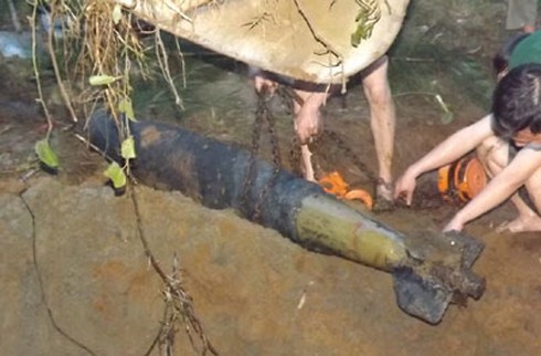 Quả bom nặng 250kg giống hình tên lửa được xử lý thành công - ảnh 1