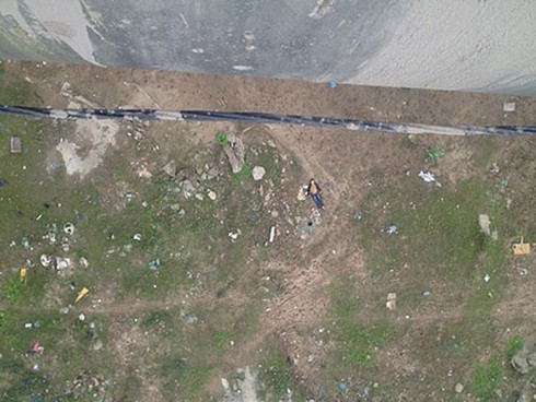 Thanh niên nhảy từ cầu Vĩnh Tuy xuống bãi cạn tự tử - ảnh 1