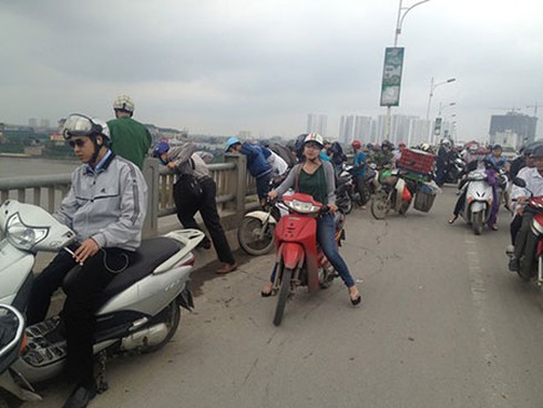 Thanh niên nhảy từ cầu Vĩnh Tuy xuống bãi cạn tự tử - ảnh 2