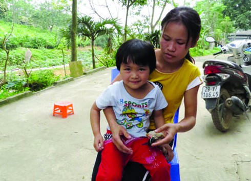 Về thăm lại ba đứa trẻ bị bố ép uống thuốc diệt cỏ cùng chết - ảnh 1