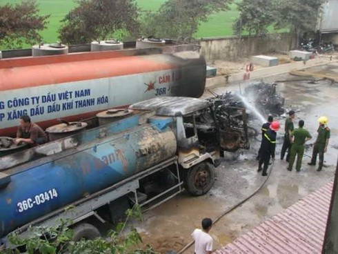 Máy bơm dầu chập điện khiến hai ôtô bốc cháy dữ dội - ảnh 1