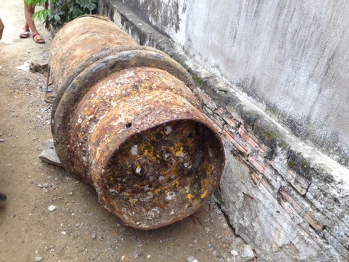 Đánh cá vớt được vật lạ dài gần 2m, nặng 300kg - ảnh 1