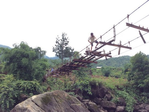 Hoàn thành gia cố cầu treo tạm Chu Va 6 để dân qua lại - ảnh 1