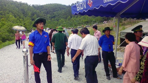 Đội xung kích tình nguyện hướng dẫn du khách viếng mộ Đại tướng - ảnh 1