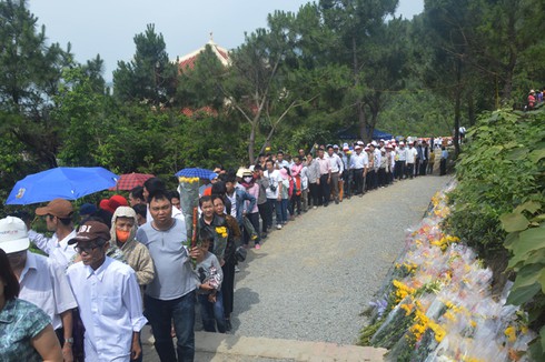 Về Vũng Chùa viếng mộ Đại tướng trong ngày vui chiến thắng - ảnh 1