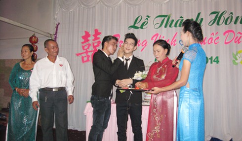 Xôn xao đám cưới đồng tính đầu tiên ở Tiền Giang - ảnh 1