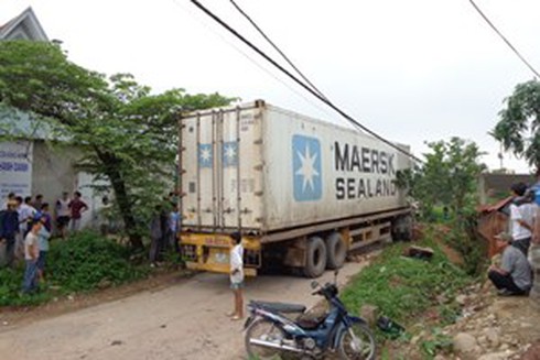 Xe container đâm xe máy khiến 2 người tử vong tại chỗ - ảnh 1