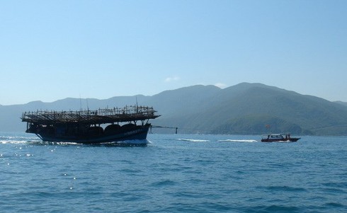 Tàu Trung Quốc lại rượt đuổi và đâm tàu cá Việt Nam - ảnh 1