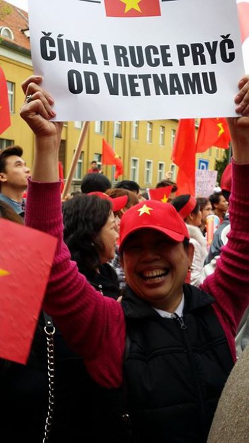 Người Việt tại Cộng hòa Séc tuần hành phản đối Trung Quốc - ảnh 12