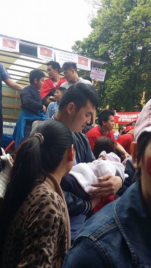 Người Việt tại Cộng hòa Séc tuần hành phản đối Trung Quốc - ảnh 14