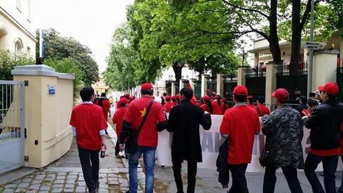 Người Việt tại Cộng hòa Séc tuần hành phản đối Trung Quốc - ảnh 7