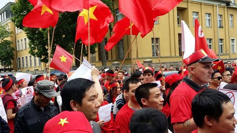 Người Việt tại Cộng hòa Séc tuần hành phản đối Trung Quốc - ảnh 9