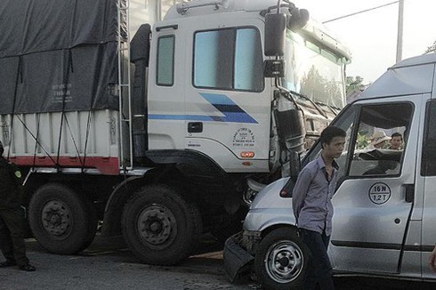 Xe tải đấu đầu xe khách, 2 người bị thương nặng - ảnh 1