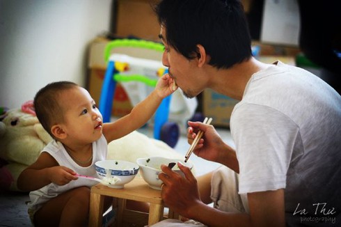 Chùm ảnh: Cảm động hành trình nuôi con của ông bố đơn thân - ảnh 13