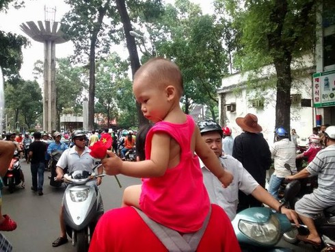 Chùm ảnh: Cảm động hành trình nuôi con của ông bố đơn thân - ảnh 14