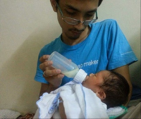 Chùm ảnh: Cảm động hành trình nuôi con của ông bố đơn thân - ảnh 2