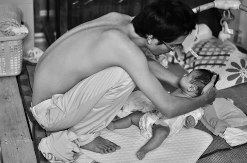 Chùm ảnh: Cảm động hành trình nuôi con của ông bố đơn thân - ảnh 5