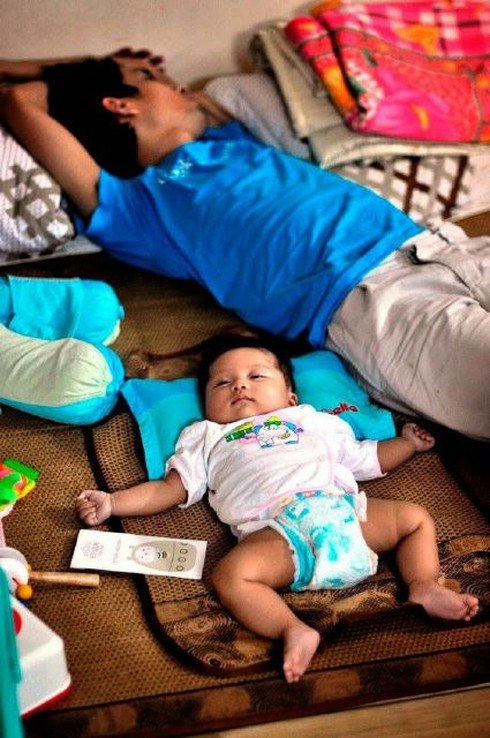 Chùm ảnh: Cảm động hành trình nuôi con của ông bố đơn thân - ảnh 7