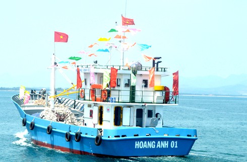 Quảng Ngãi: Đóng tàu cá vỏ sắt cho ngư dân - ảnh 1