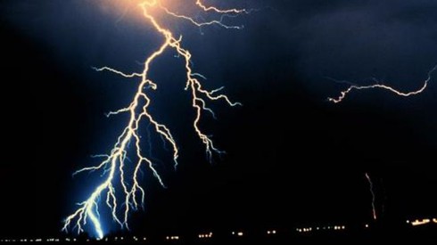 Đang dắt trâu ra đồng thì bị sét đánh chết - ảnh 1