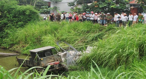 Bảo Yên: Xe công nông “tắm” ao, lái xe tử vong - ảnh 1