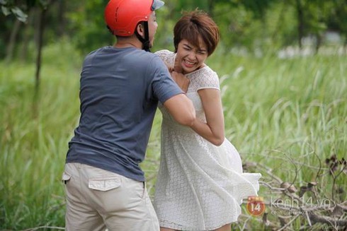 Vừa đi vừa khóc tập 28: Xé toạc áo Ngọc, Lố bối rối biết Dương là gái - ảnh 1