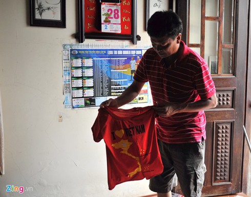 Người mang cờ Việt Nam, ảnh Bác Hồ đến khán đài World Cup - ảnh 1