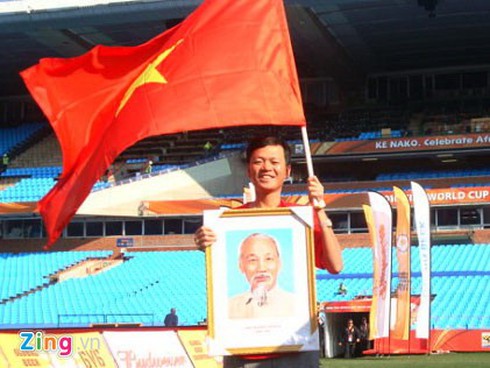 Người mang cờ Việt Nam, ảnh Bác Hồ đến khán đài World Cup - ảnh 2