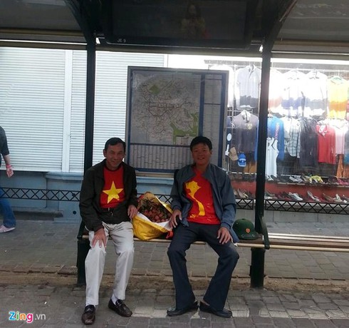 Người mang cờ Việt Nam, ảnh Bác Hồ đến khán đài World Cup - ảnh 4
