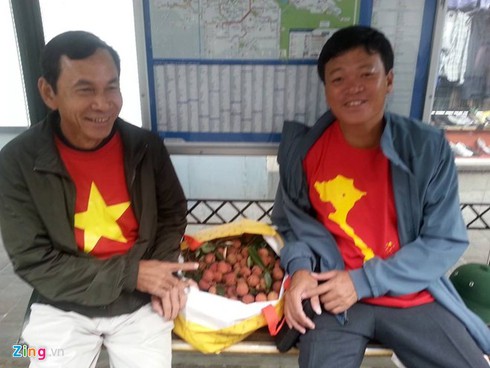 Người mang cờ Việt Nam, ảnh Bác Hồ đến khán đài World Cup - ảnh 5
