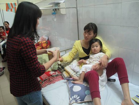 May cờ Tổ quốc gửi ra Trường Sa, nấu cháo tặng bệnh nhân nghèo... - ảnh 2