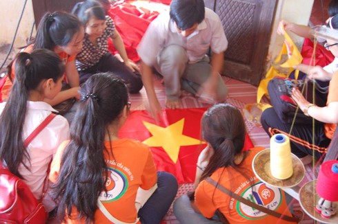 May cờ Tổ quốc gửi ra Trường Sa, nấu cháo tặng bệnh nhân nghèo... - ảnh 1