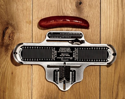 Đi giày càng to thì cậu bé... càng lớn? - ảnh 1