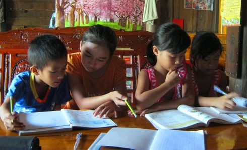 Cô gia sư học lớp 8 của các bạn nhỏ xóm nghèo - ảnh 1