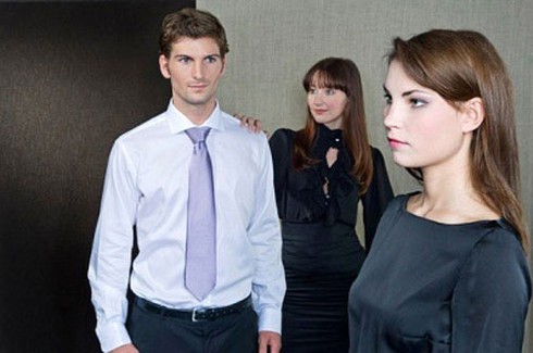 Sững sờ gặp người yêu và em gái ở trong nhà khóa kín - ảnh 1