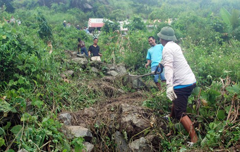 Cẩu kéo xe khách lao vực Lào Cai lên đường phục vụ công tác điều tra - ảnh 2