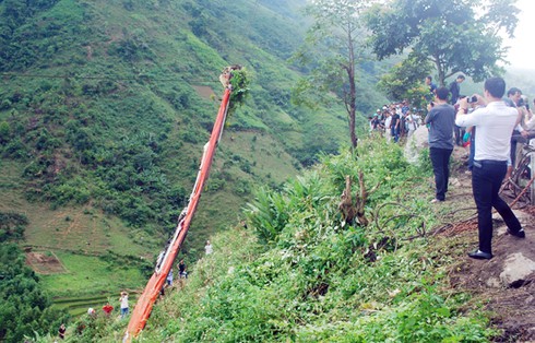 Cẩu kéo xe khách lao vực Lào Cai lên đường phục vụ công tác điều tra - ảnh 6