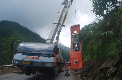 Cẩu kéo xe khách lao vực Lào Cai lên đường phục vụ công tác điều tra - ảnh 7