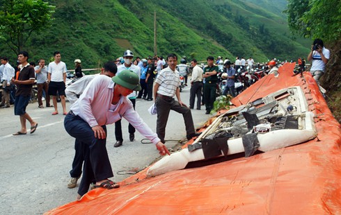 Cẩu kéo xe khách lao vực Lào Cai lên đường phục vụ công tác điều tra - ảnh 8