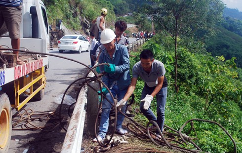 Cẩu kéo xe khách lao vực Lào Cai lên đường phục vụ công tác điều tra - ảnh 1