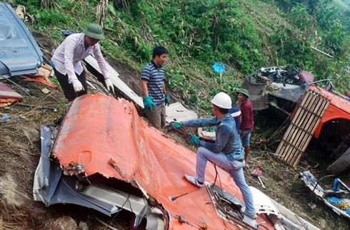 Cẩu kéo xe khách lao vực Lào Cai lên đường phục vụ công tác điều tra - ảnh 3